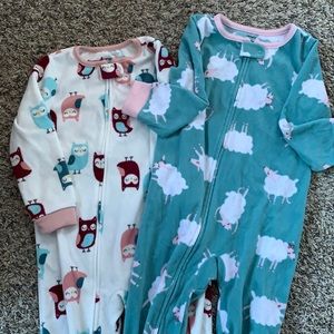 Set of 2 Footie Fleece Pajamas Carter’s size 3t like new condition